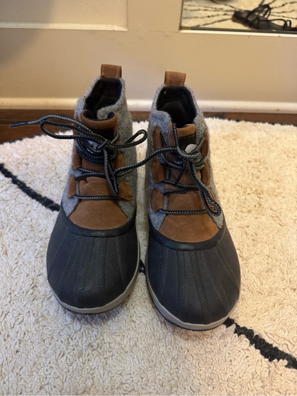 Sorel Out ‘n About women’s Tan Suede and Gray Winter Lace-Up Boots - Picture 2 of 5